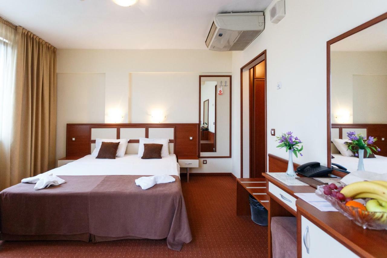 Nadejda Hotel Sofia Bagian luar foto